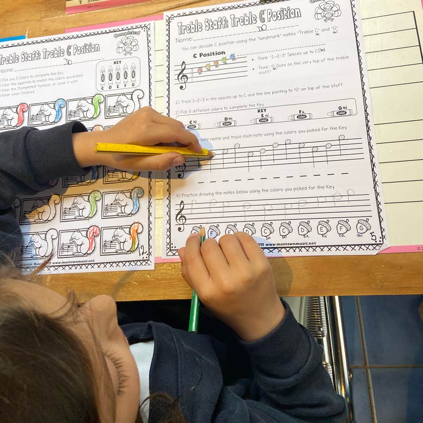 niño escribiendo música