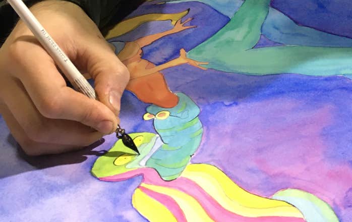 mano dibujando con plumilla y tinta china en Taller Artístico Los Pinos