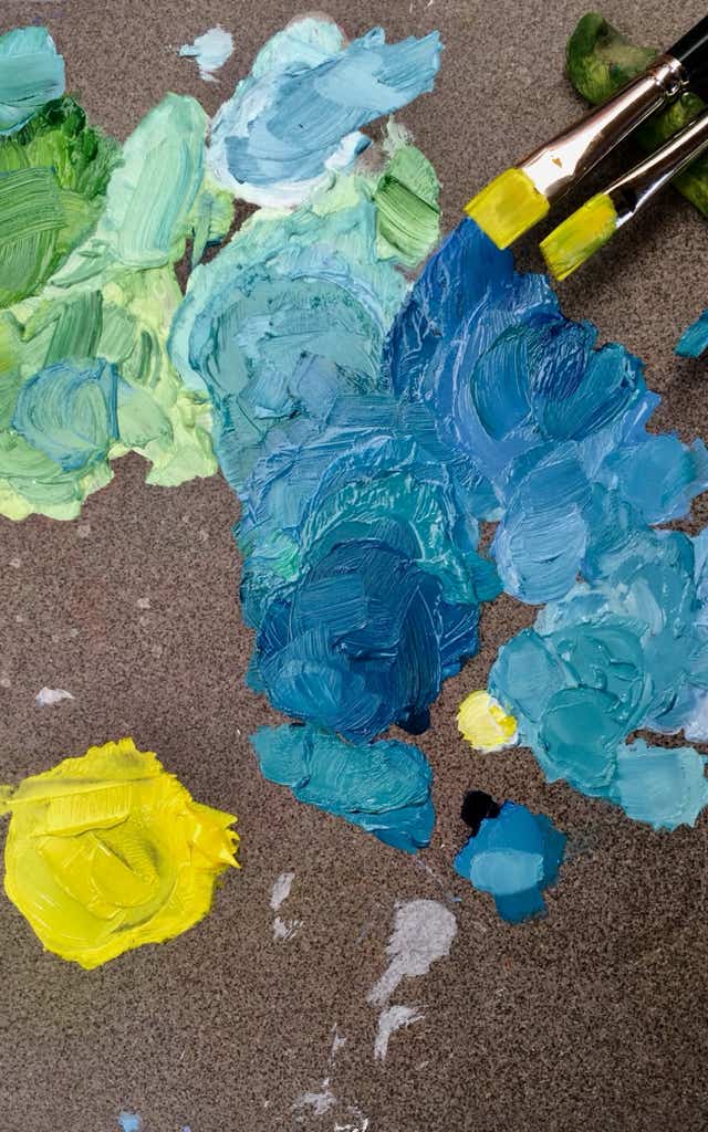 mezclas de pintura al óleo y pinceles