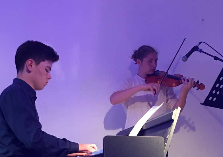 alumnos tocando a dúo violin y piano en Taller Artístico Los Pinos