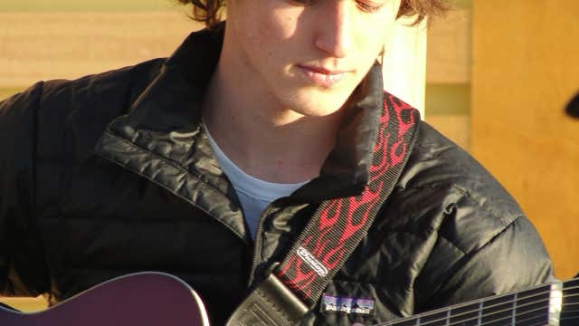 alumno tocando guitarra