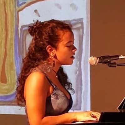 alumna tocando piano y cantando en Taller Artístico Los Pinos