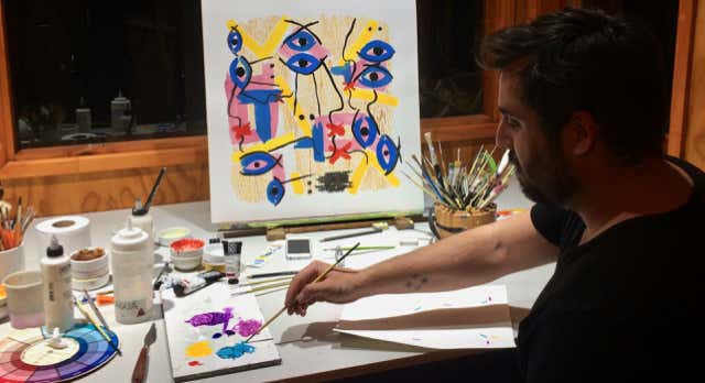 alumno pintando con acrílicos