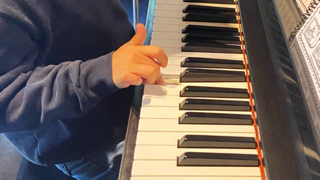 niño tocando piano