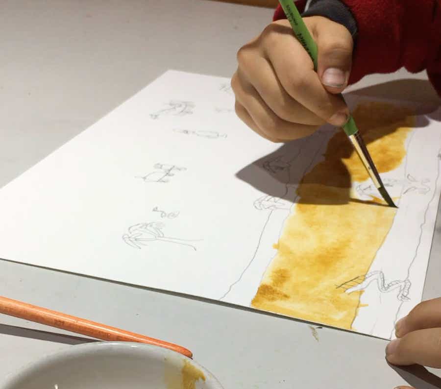 niño pintando con acuarela en Taller Artístico Los Pinos