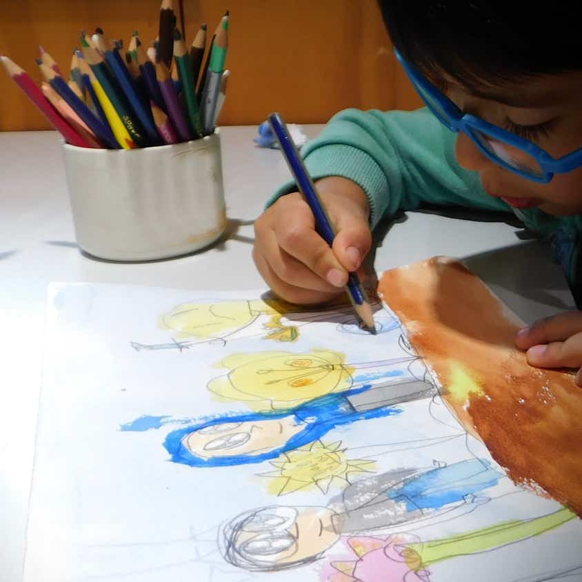 niño dibujando