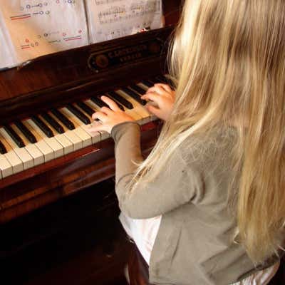 niña tocando piano en Taller Artístico Los Pinos
