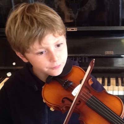 niño tocando violín en Taller Artístico Los Pinos